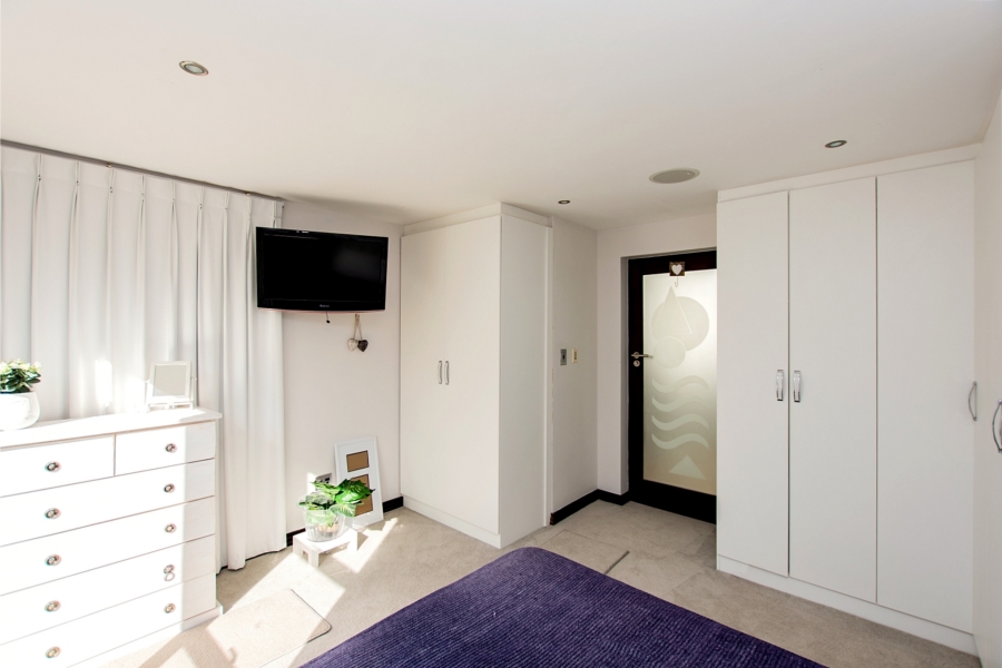 5 Bedroom Property for Sale in Calypso Beach Western Cape